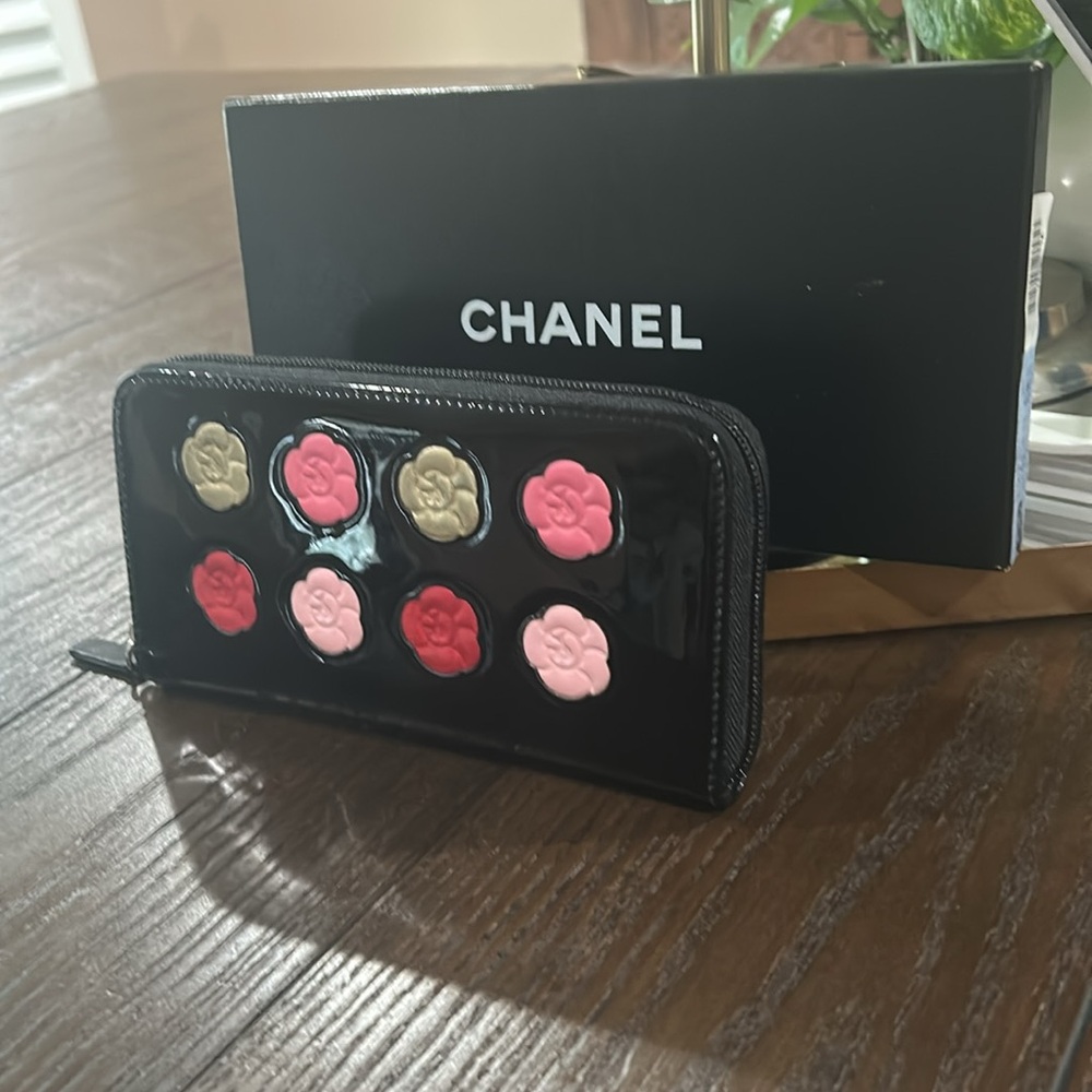 Chanel W/COA Camellia Makeup Palette Long Wallet - Picture 3 of 7